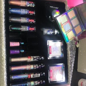 Wet N Wild Goth-O-Graphic + Naked Cos. Highlight